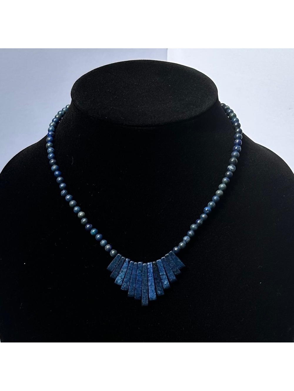 Vintage Blue Lapis Lazuli Stone 16 1/2” Fan Necklace with Gold Tone Screw Clasp